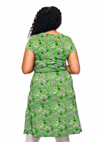 Skøn grøn kortærmet retro kjole med flot dyreprint, lommer foran og rund hals fra Cissi och Selma
